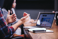 reunião do Grupo com um laptop na tabela