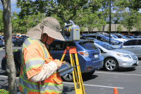 topografische surveyor op parkeerplaats